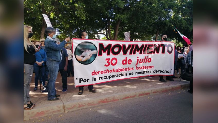 Derechohabientes del Isssteson marchan para exigir que no retrasen los pagos de pensiones y jubilaciones