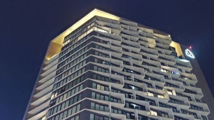 Pánico en Tijuana: Hombre 'drogado' comente acto suicida en edificio; VIDEO capta el momento