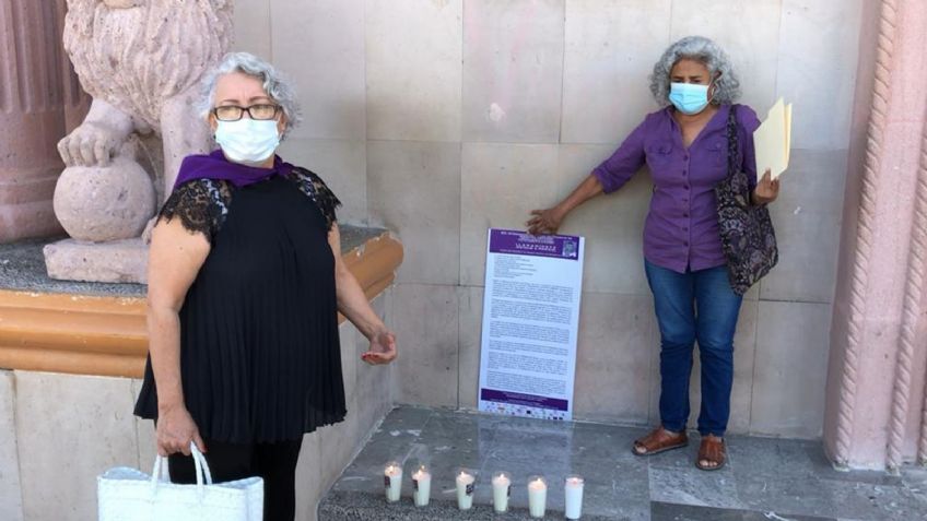 Cajeme: Exigen justicia por Marisol Cuadras; encienden veladoras en la entrada del Palacio Municipal