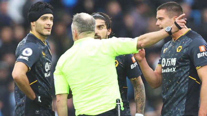 ¡Le sacan la roja! En menos de 30 segundos, Raúl Jiménez es expulsado en derrota de los Wolves