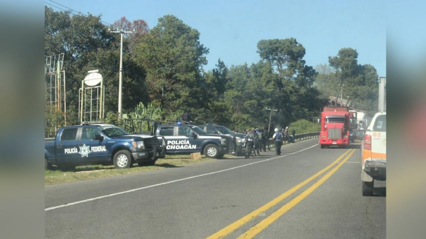 Con impactos de bala de grueso calibre, autoridades encuentran dos 'encobijados' en Michoacán