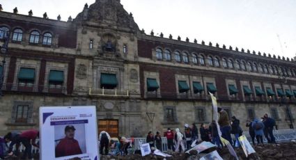 Mientras AMLO homenajea a Vicente Fernández, colocan 'fosas clandestinas' afuera de Palacio Nacional