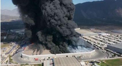 Incendio derivado de corto circuito consume fábrica de plástico en Nuevo León