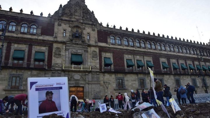 Mientras AMLO homenajea a Vicente Fernández, colocan 'fosas clandestinas' afuera de Palacio Nacional