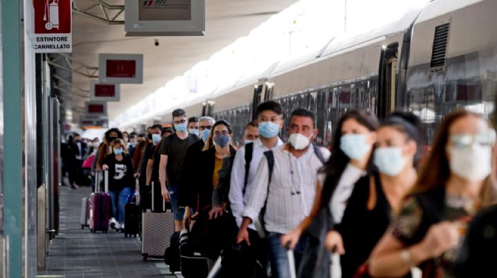 Tras aumento en casos de Covid-19, Filadelfia exigirá pruebas de vacunación a comensales