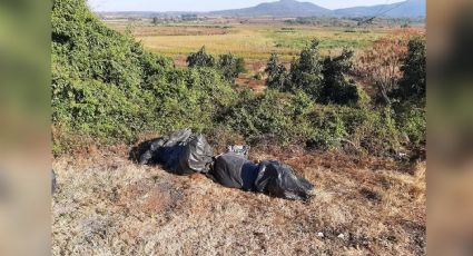 Junto a la carretera, dejan dos cadáveres 'embolsados'; tenían impactos de bala