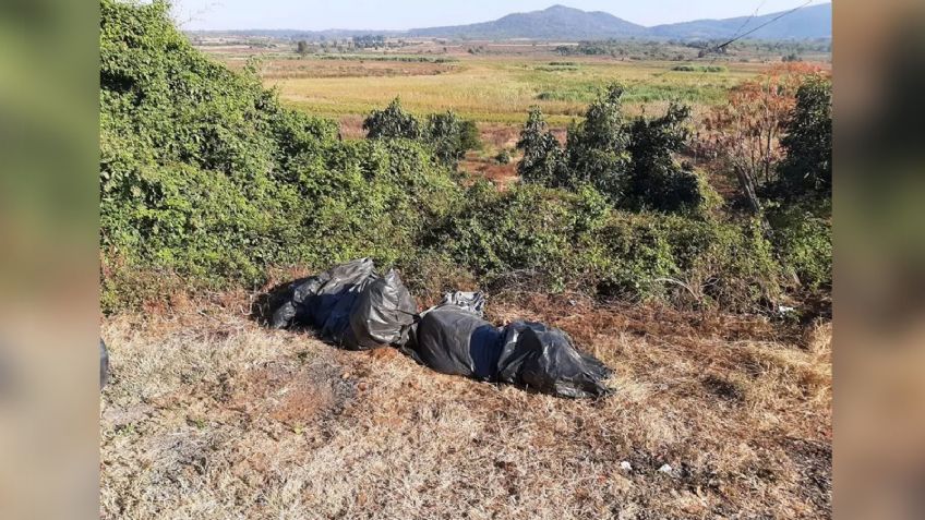 Junto a la carretera, dejan dos cadáveres 'embolsados'; tenían impactos de bala