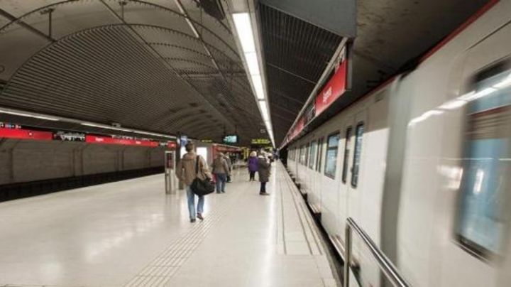 Pánico en el transporte: Mientras espera el Metro, un sujeto llega y la empuja a las vías