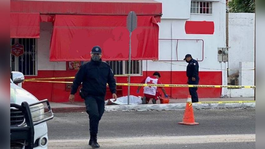 Frente a una tienda de abarrotes, localizan el cuerpo de un hombre; tenía un golpe en la cabeza
