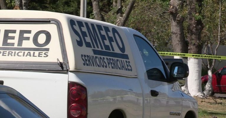 Autoridades llegan al sitio del crimen