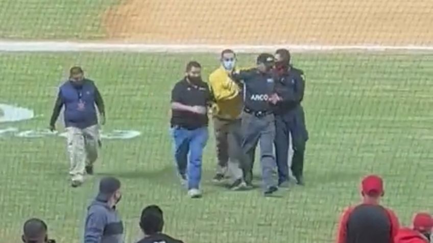 Locura en el Teodoro Mariscal: Policía entra y saca del juego a un ampáyer de la LMP