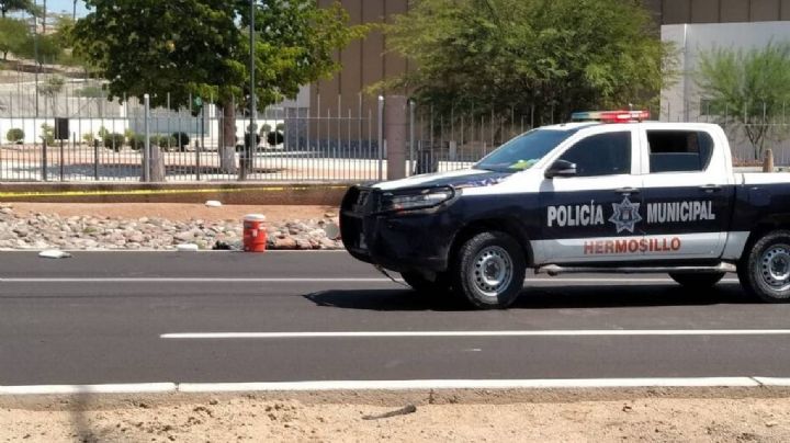Sonora: Ignorar luz roja provoca aparatosa volcadura en Hermosillo; nadie salió herido