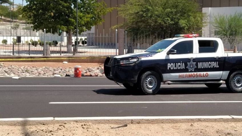 Sonora: Ignorar luz roja provoca aparatosa volcadura en Hermosillo; nadie salió herido