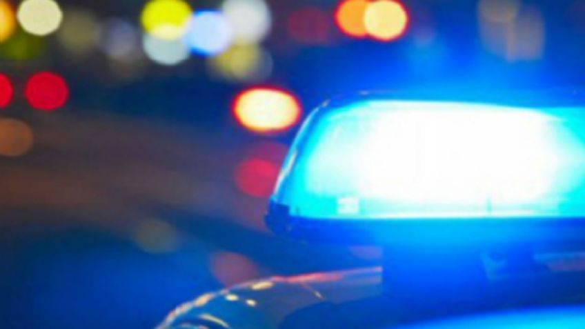 Camión derrumba postes de luz y deja sin servicio a vecinos del centro de Guaymas