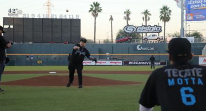 LMP: Director General de Tribuna lanza la primera bola en el último juego de Yaquis contra Mayos