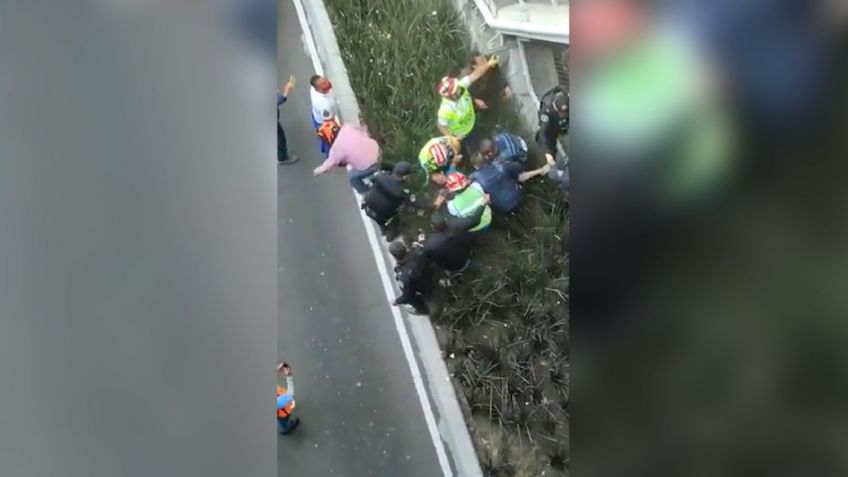 VIDEO: Autoridades ponen a salvo a mujer que se quería lanzar del Metro