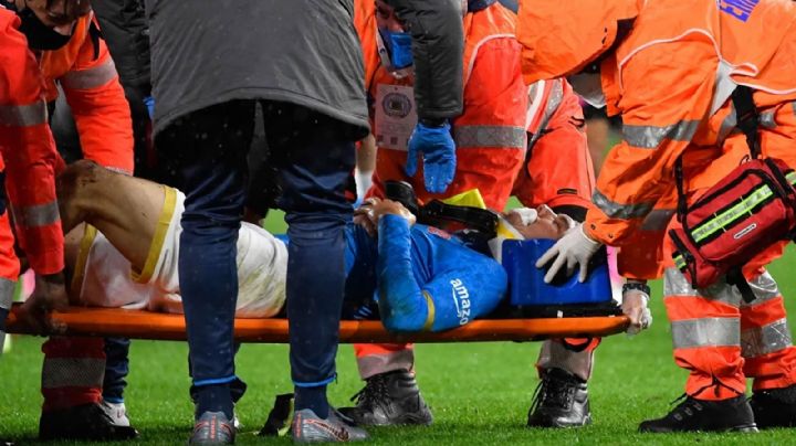 Tras fuerte golpe, 'Chucky' Lozano abandona la cancha en camilla y collarín