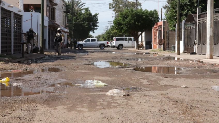 Vecinos de Villa Fontana bloquean calle demandando atención de Oomapas Cajeme