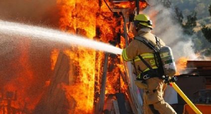 Taller de tapicería es 'devorado' por un peligroso incendio en Guaymas