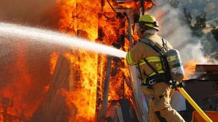 Taller de tapicería es 'devorado' por un peligroso incendio en Guaymas