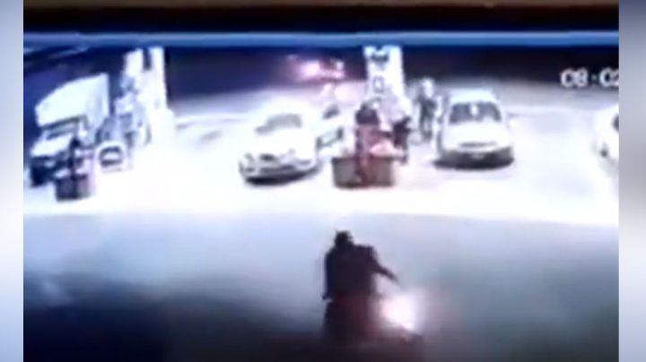 VIDEO: Ladrones fracasan al asaltar gasolinera luego de que uno de ellos se disparar por error