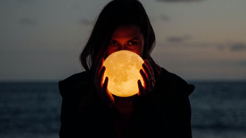 Luna Nueva en Acuario: Estos son los rituales que puedes hacer con la energía disponible