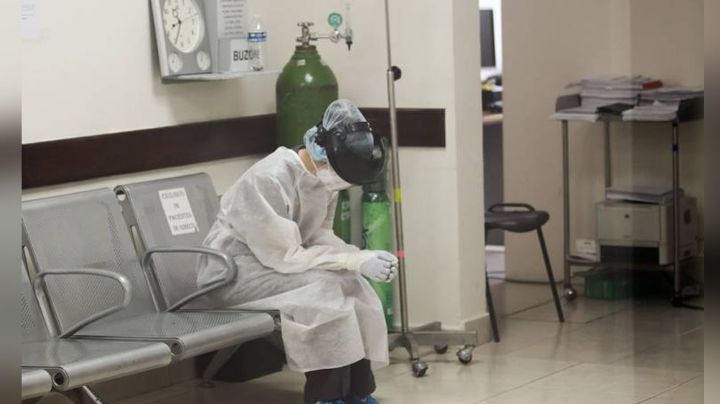 Policía se viste de doctor para ver a su papá con Covid-19; lo encuentra muerto