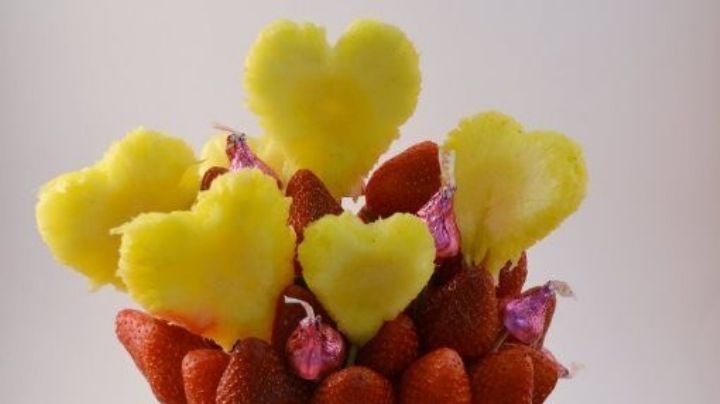 ¡Amor 'fitness'! Estas brochetas de fruta son perfectas para desayunar con tu pareja