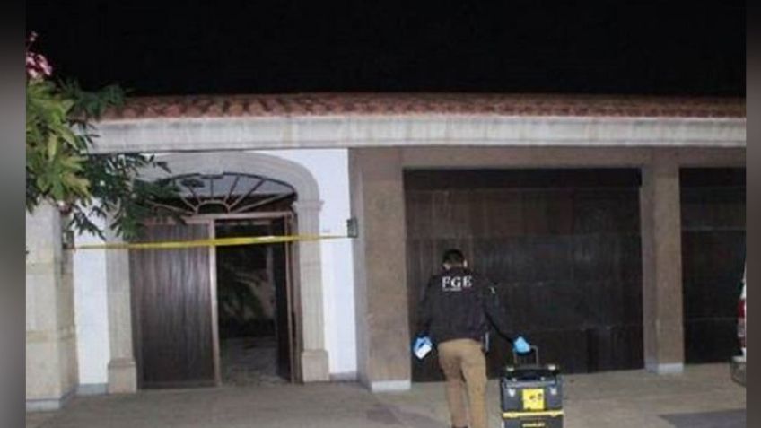 Encuentran sin vida y maniatado en una recámara al velador de una casa