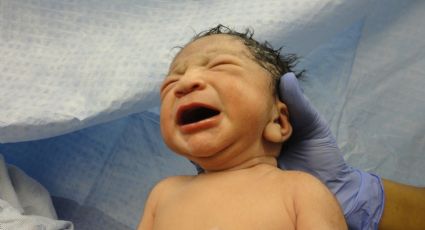 "¿No tienen para pagar el parto? Vendan al bebé": Así aconsejó médico a pareja pakistaní