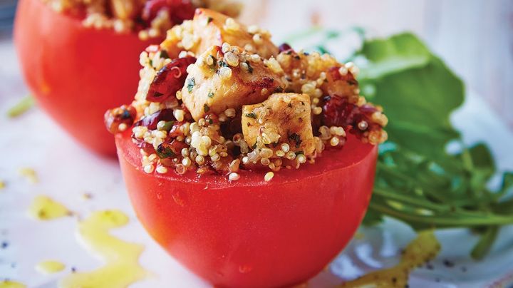 Haz especial la hora de la comida con estos ricos jitomates rellenos de pollo y quínoa