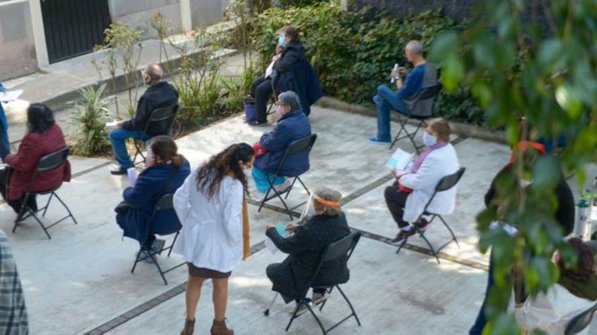 Habitantes de Polanco acuden a vacunarse contra Covid-19; López-Gatell pide esperar su turno