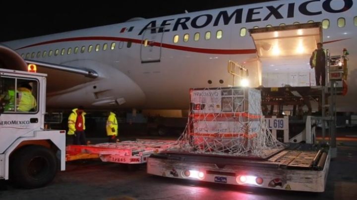 Covid-19: Llega a México segundo embarque con sustancia activa de la vacuna de AstraZeneca