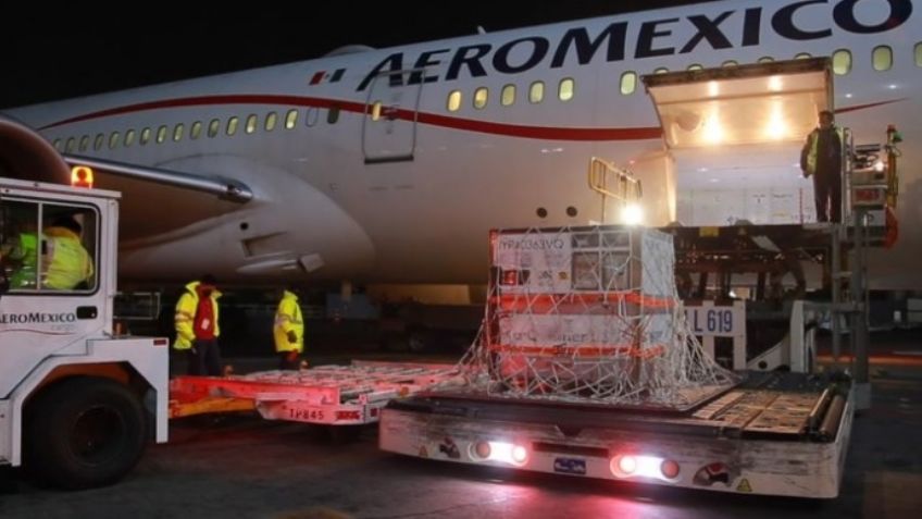 Covid-19: Llega a México segundo embarque con sustancia activa de la vacuna de AstraZeneca