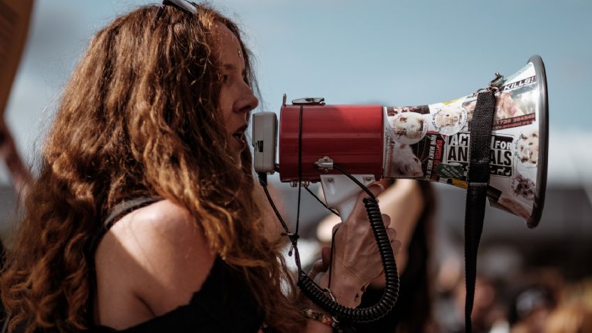 ¡Se defiende! Conoce la increíble protesta de una joven contra los estándares de belleza