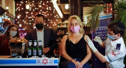 ¡Insólito! Bares de Israel regalan bebidas a jóvenes para que se vacunen contra Covid-19