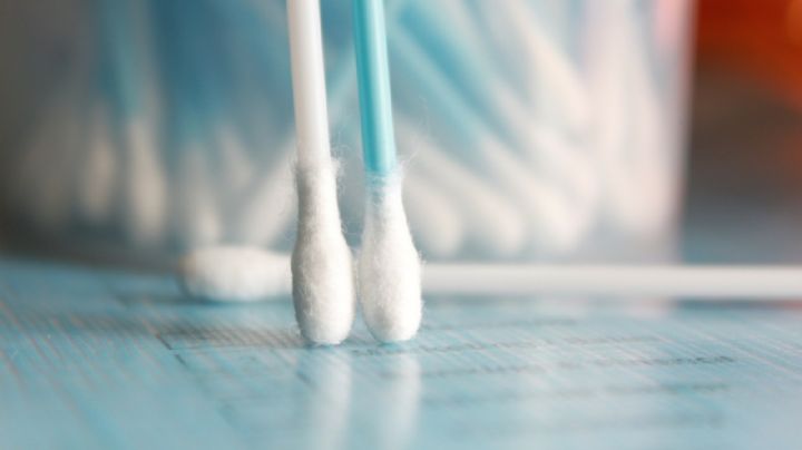 Limpiar el oído con cotonetes es peligroso; descubre algunas alternativas saludables