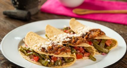 Pon a prueba tu sazón al preparar estos exquisitos tacos de nopales para la Cuaresma