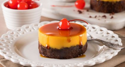 Dale una explosión de sabor a tu paladar con este chocoflan en microondas