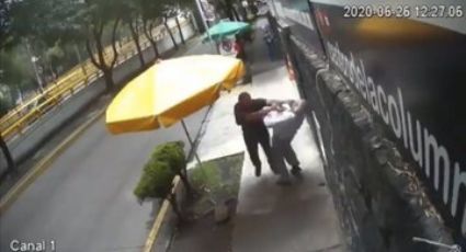 CDMX: Cae 'Lord Banqueta', sujeto que golpeó a transeúntes por cruzarse en su camino