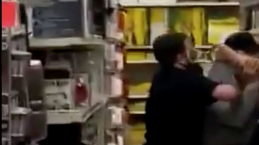 VIDEO: Cliente y empleados son investigados debido a pelea por uso de cubrebocas en Canadá