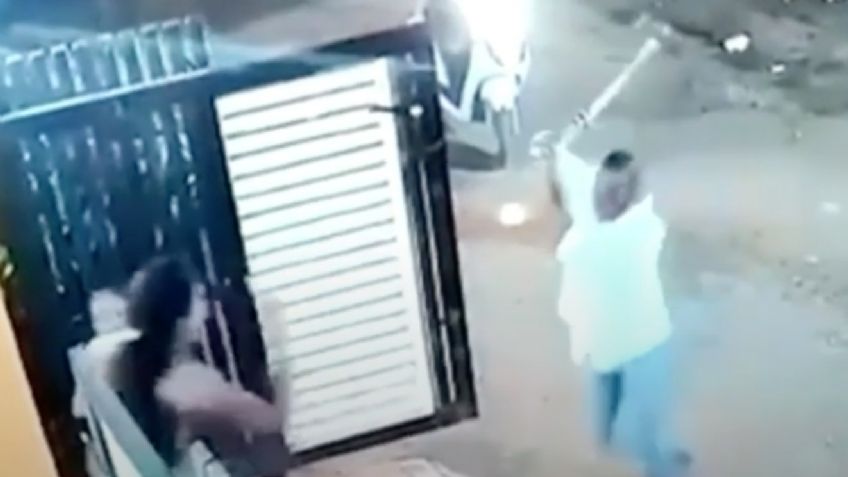 FUERTE VIDEO: En venganza, enfurecido acosador intenta matar a mujer; la atacó a hachazos
