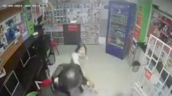 VIDEO: Niña defiende a su madre de robo; enfrenta a los ladrones a machetazos