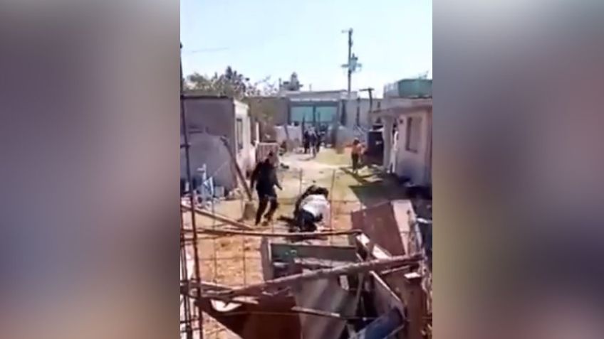 Indignante: Policías agreden a un hombre y hacen disparos al aire frente a niños