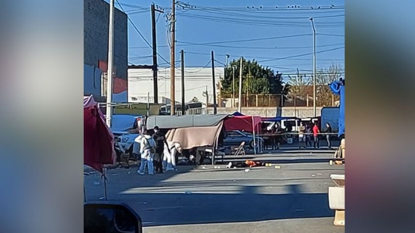 Desconocidos acribillan y matan a dos hombres que compraban en el tianguis