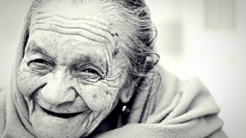 ¿Hay adultos mayores en tu casa? Sigue estas recomendaciones para cuidar mejor de ellos