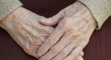 Anciana de 80 años no llega a vacunarse contra el Covid-19; enfermeras hacen macabro hallazgo