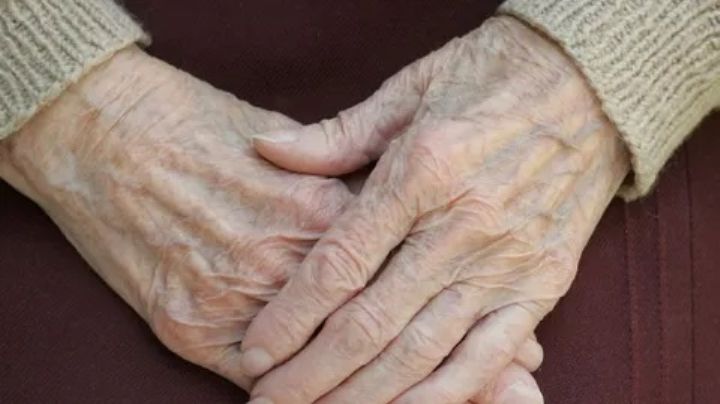 Anciana de 80 años no llega a vacunarse contra el Covid-19; enfermeras hacen macabro hallazgo