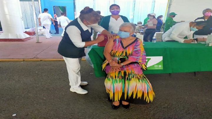 Olga Sánchez recibe vacuna contra coronavirus; no respetó el orden alfabético de apellidos