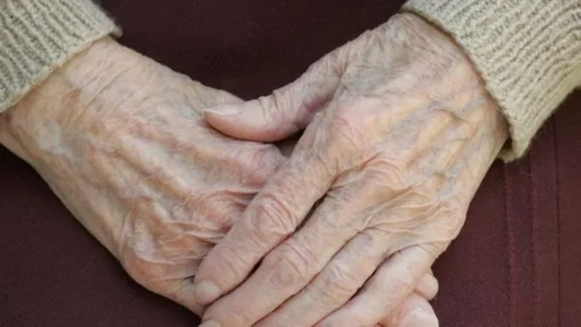 Anciana de 80 años no llega a vacunarse contra el Covid-19; enfermeras hacen macabro hallazgo